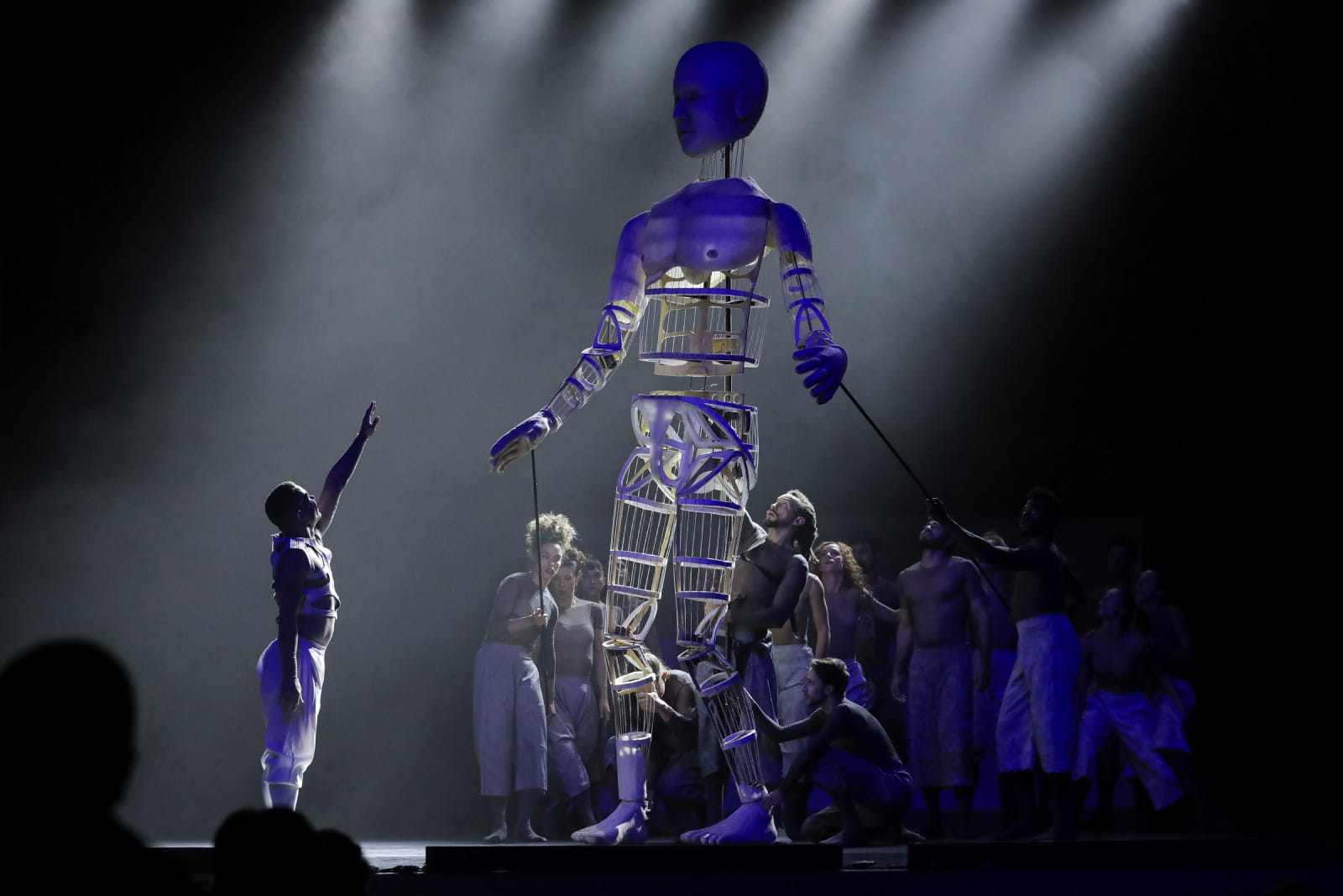 "Contraponto" do Balé Teatro Guaíra boneco gigante