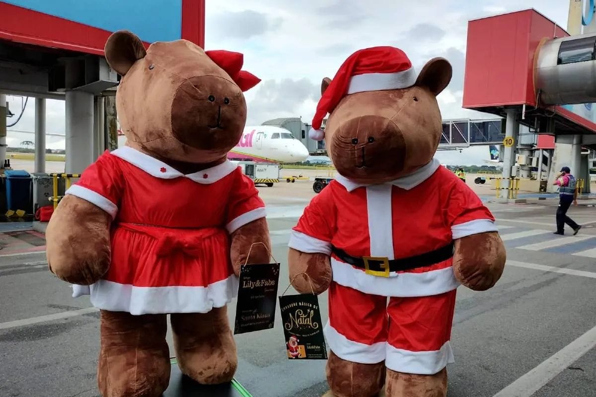 Capivaras natalinas em exposição no Aeroporto Afonso Pena