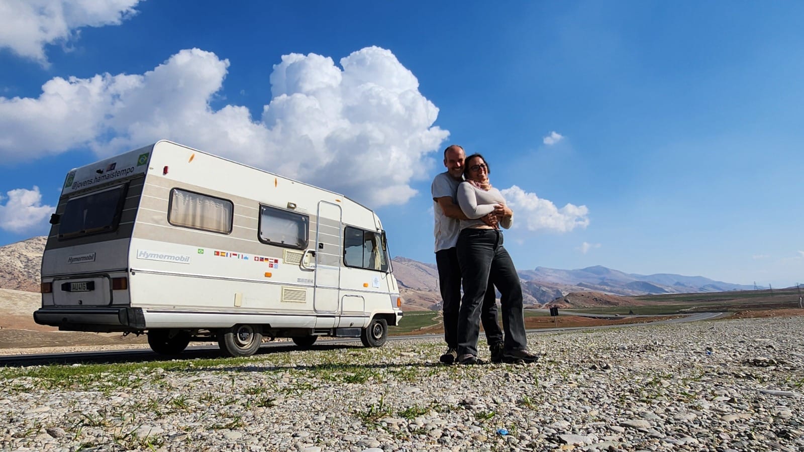 Jovens há mais tempo: casal brasileiro que viaja rumo à China em motorhome passa por Curitiba
