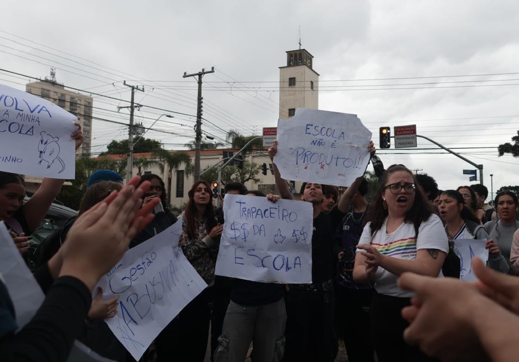 Alunos denunciam racismo, homofobia e assédio em escola estadual terceirizada de Curitiba