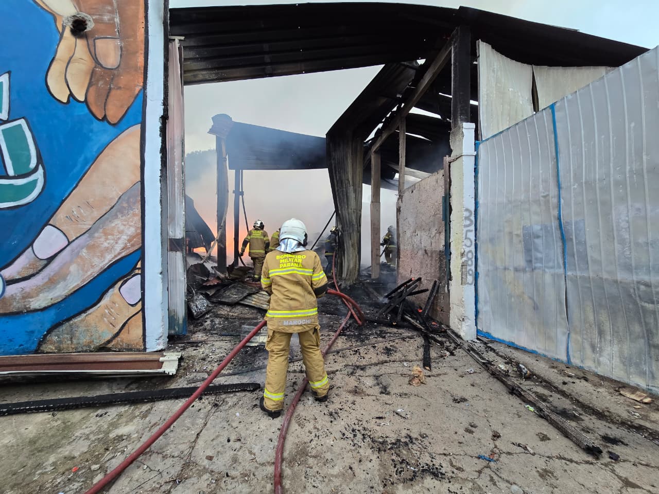 bombeiros combatendo incêndio