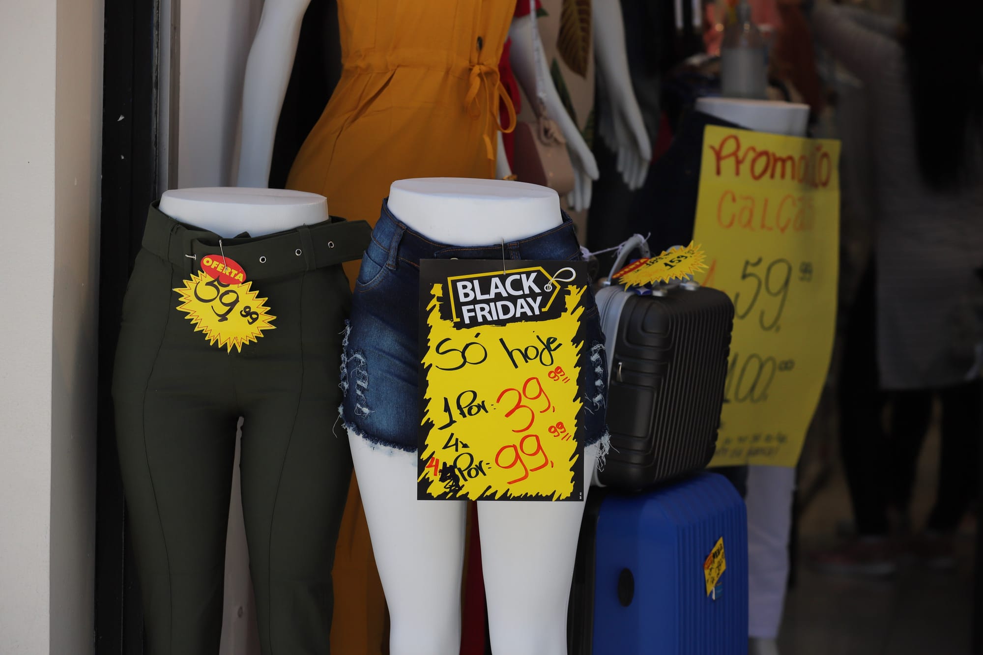 foto de roupa com preços na loja