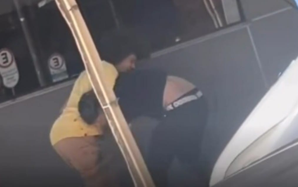 homem de camisa amarela e homem de camisa cinza bringando