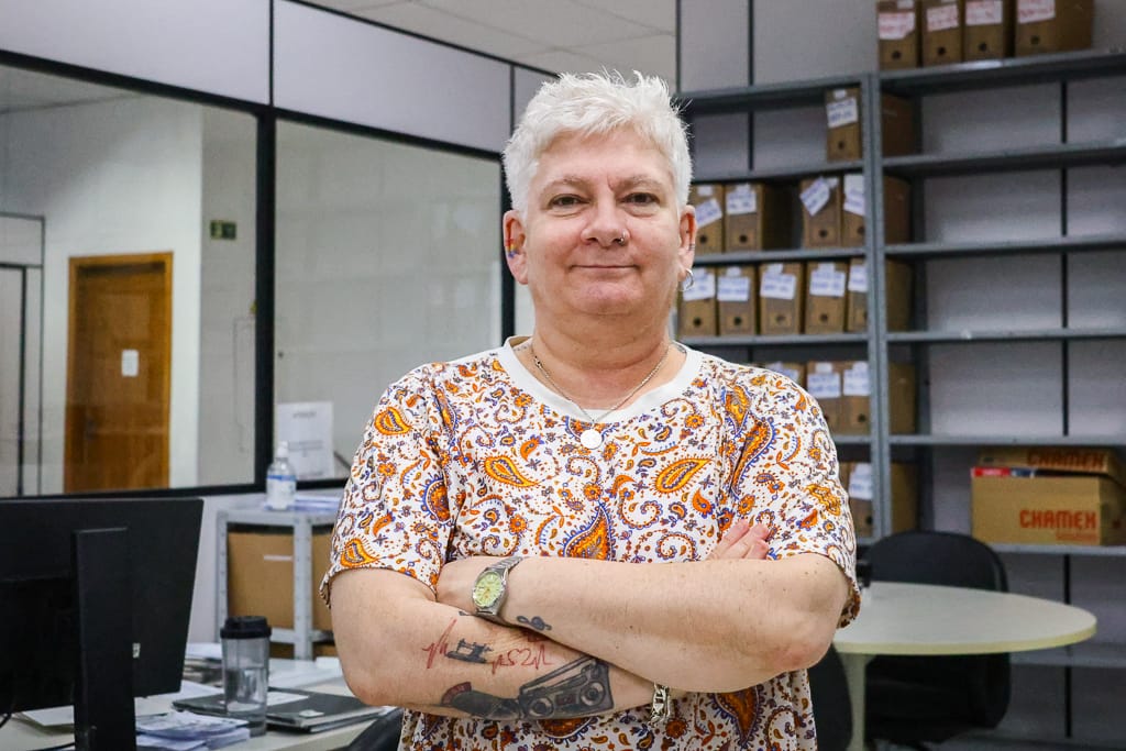 mulher branca de cabelo curto