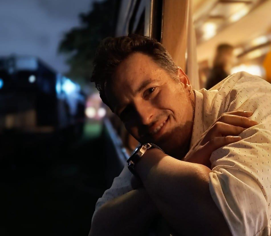 homem branco sorrindo