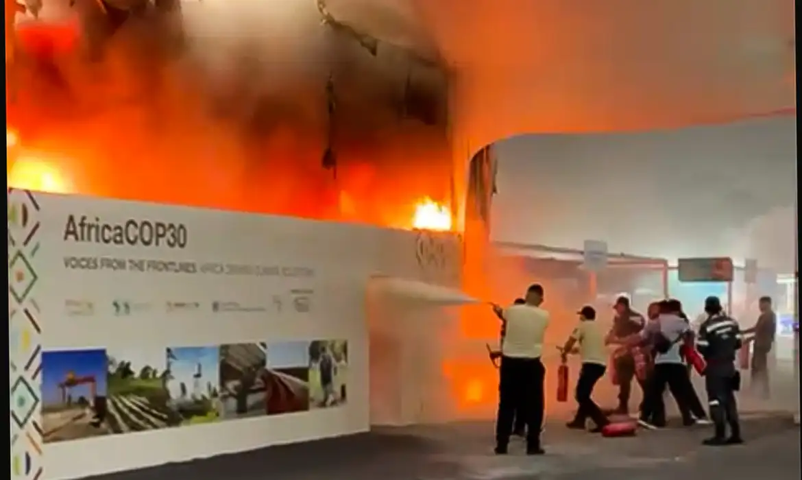 Incêndio na COP30 atrasa negociações; veja vídeos