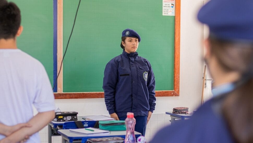 alunos em colégio militar