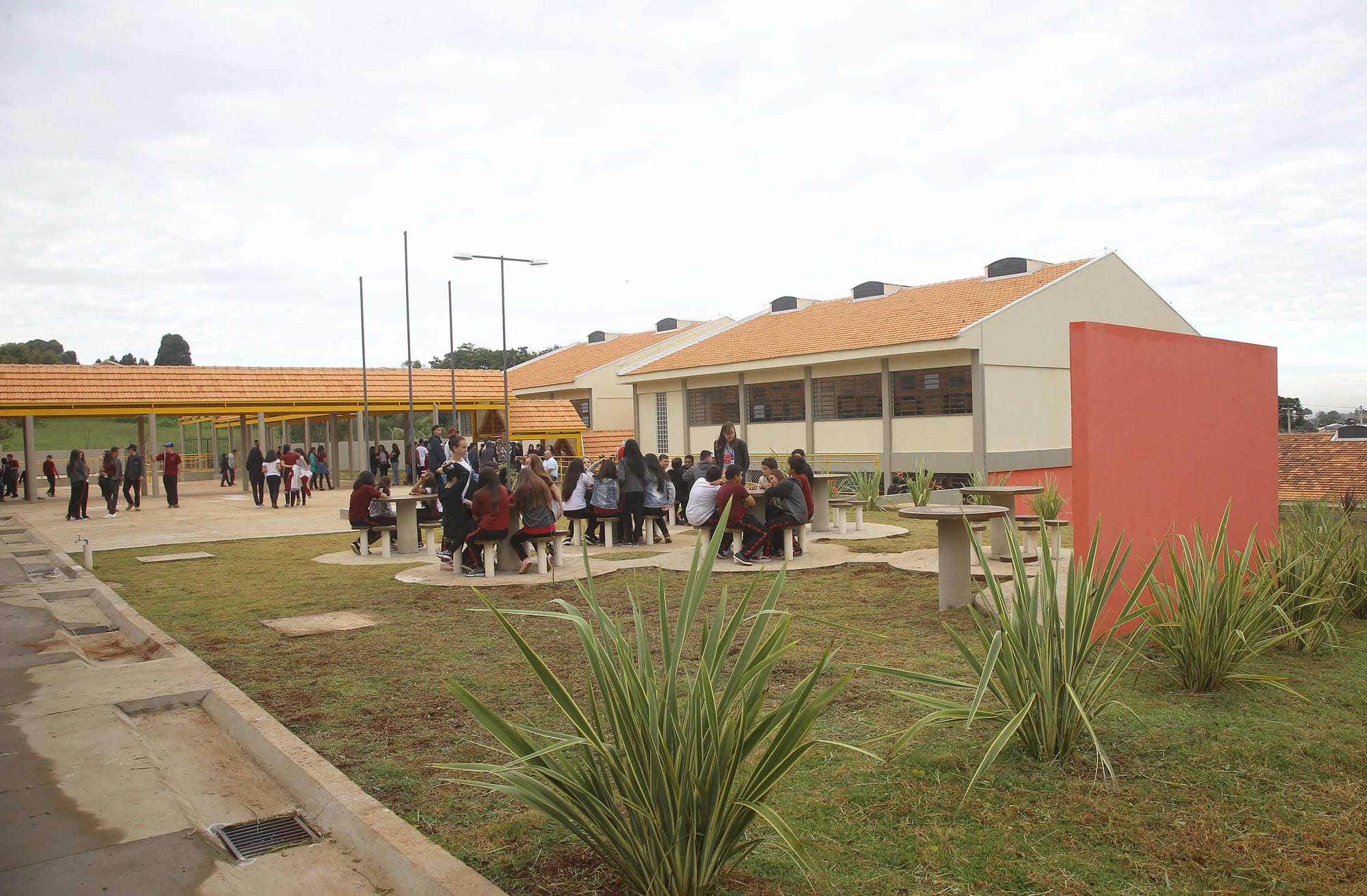 Parceiro da Escola: em oito meses, governo de Ratinho repassou R$ 155 milhões para três grupos privados