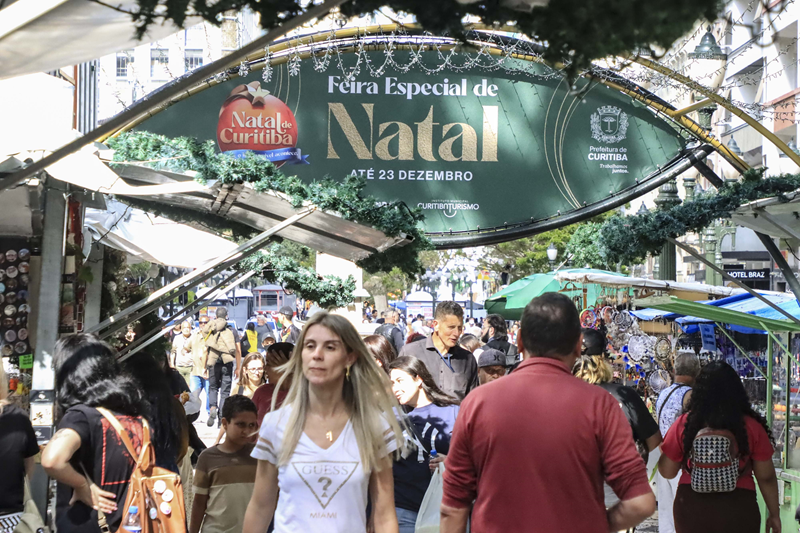 Feiras Especiais de Natal da Praça Osório e Santos Andrade começaram nesta quarta-feira