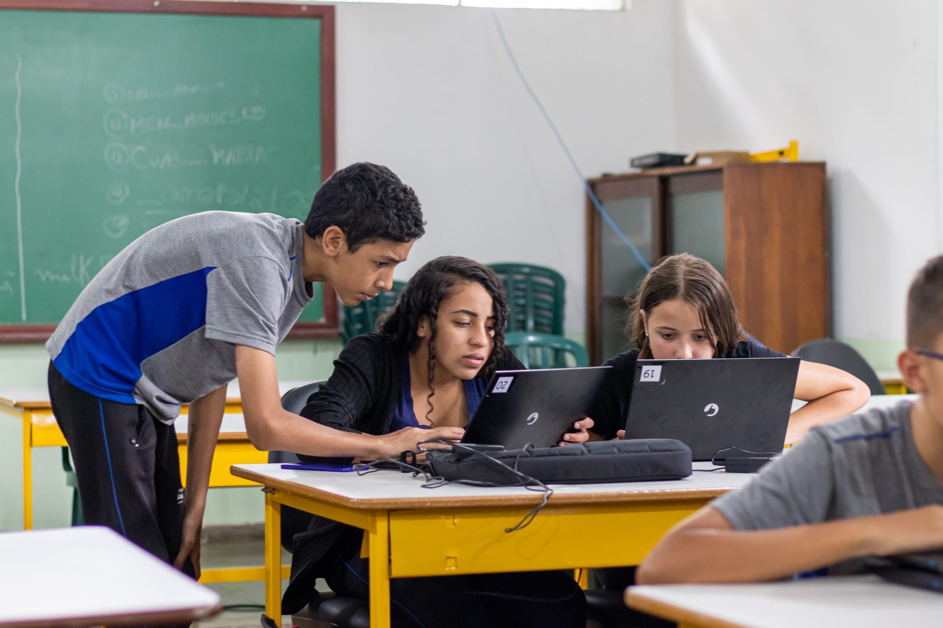 alunos mexendo no computador