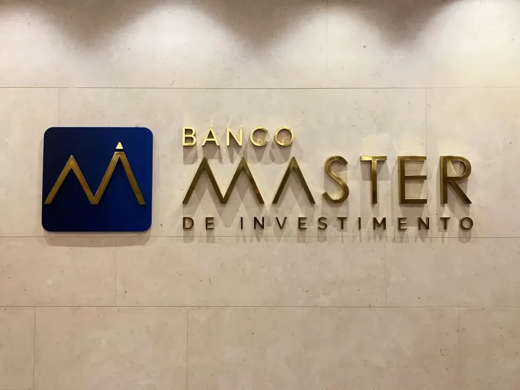 Governo do PR e Prefeitura de Curitiba bloqueiam cartões ligados ao Banco Master