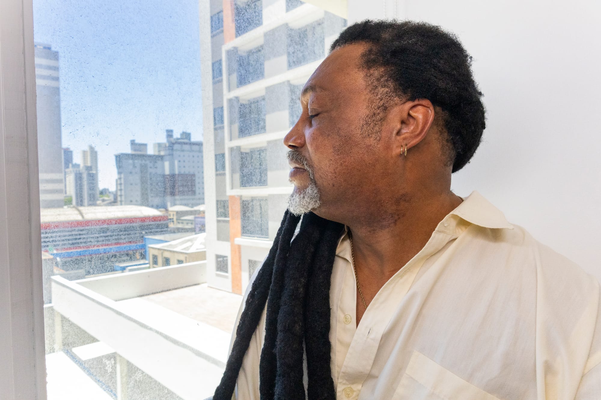 homem negro de perfil usando dreads