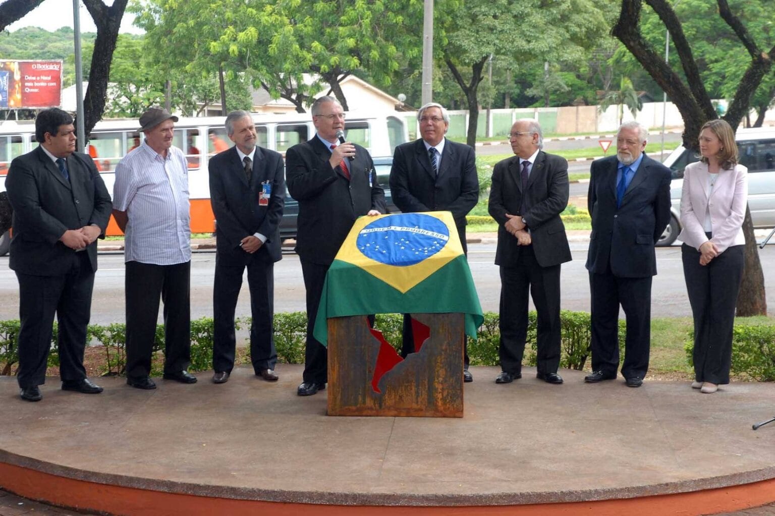 Justiça dá 48 horas para General Silva e Luna esclarecer sumiço de monumento da democracia
