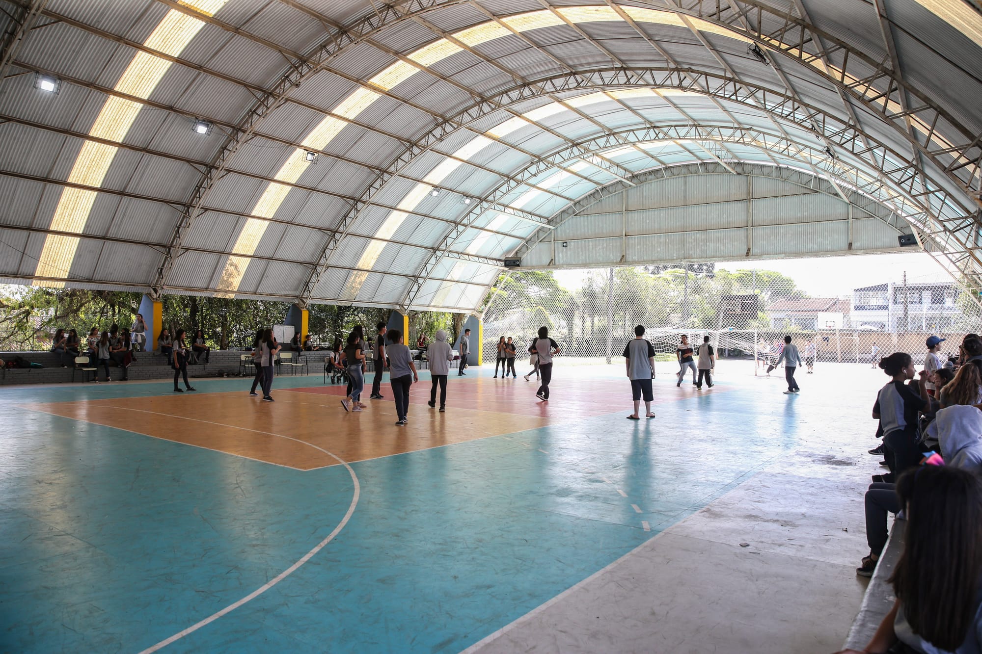 Governo Ratinho descumpre compromisso e marca consulta em 96 escolas que não aprovaram a terceirização