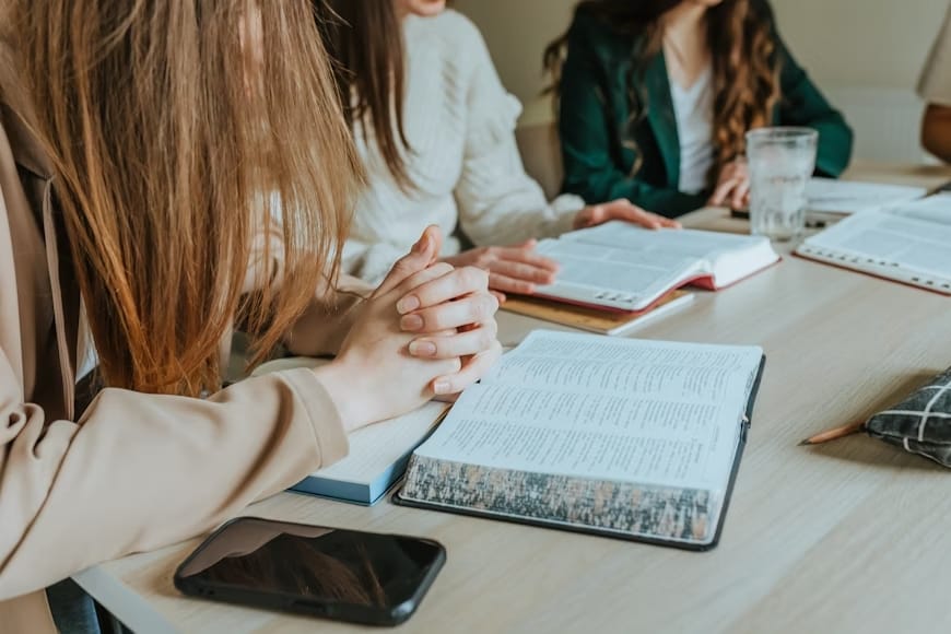 Fórum Paranaense de Religiões de Matriz Africana contesta distribuição do “Novo Testamento” em escolas municipais de Curitiba