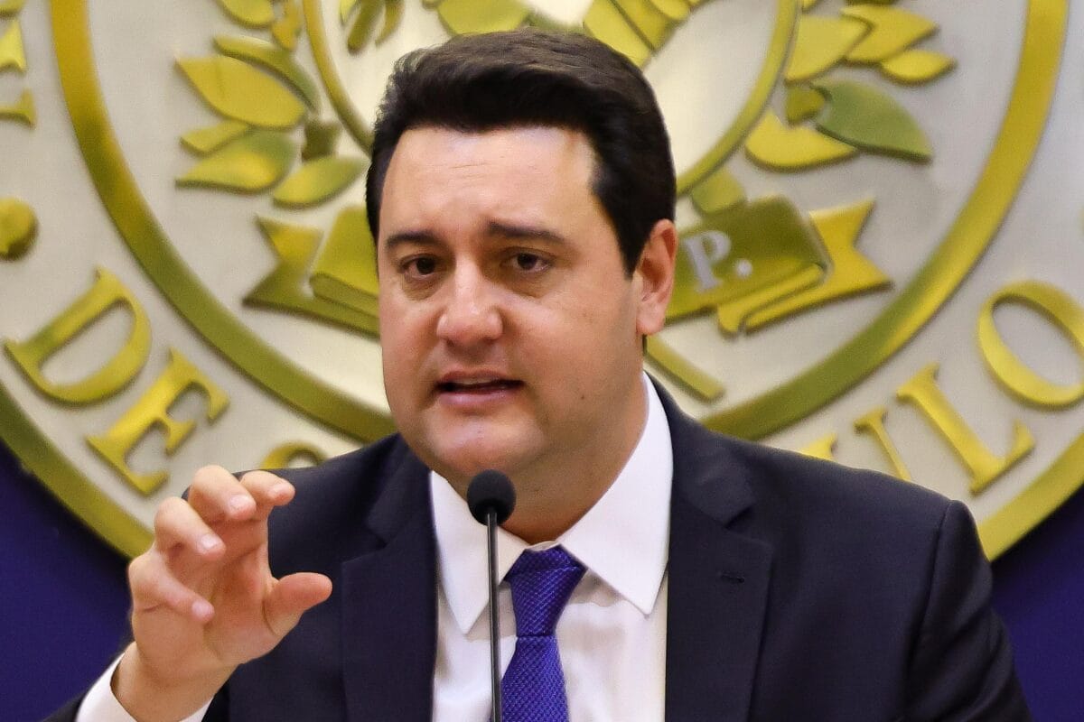 Governo do Paraná anuncia décimo terceiro em parcela única e salário no dia 18