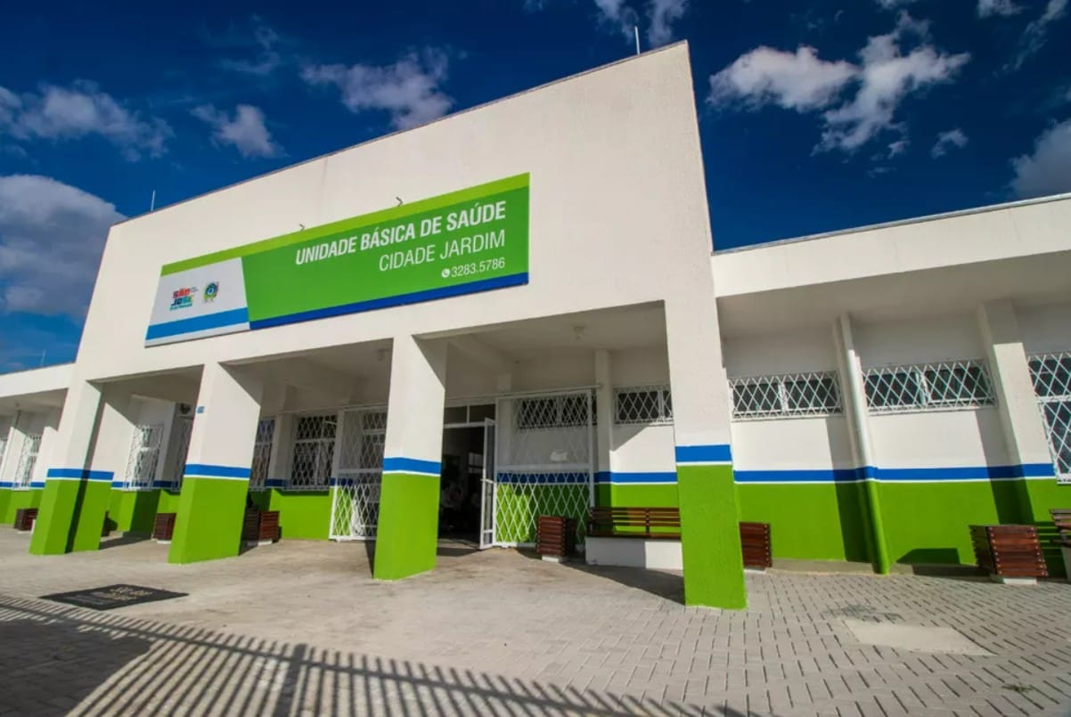 fachada de prédio branco e verde