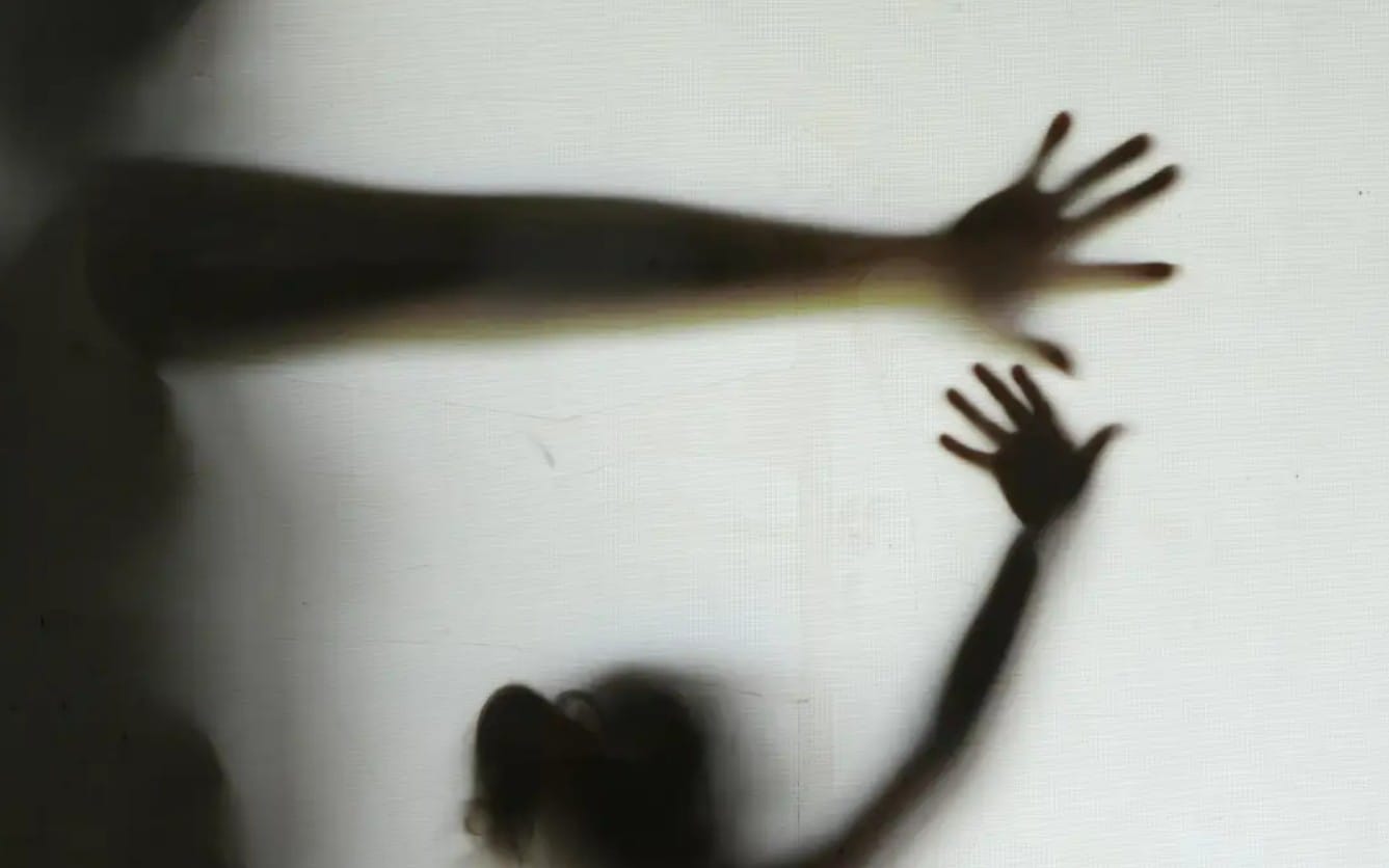 sobra contraluz de homem agredindo mulher