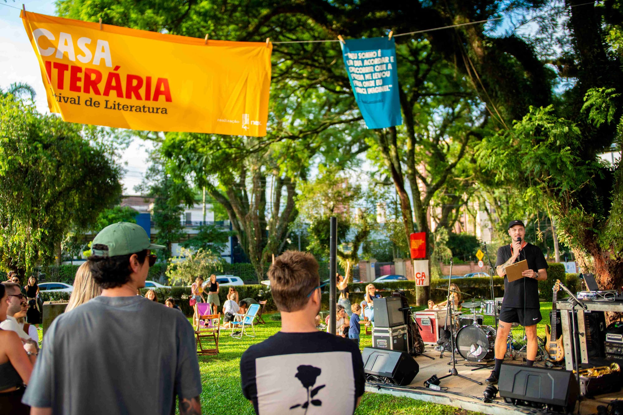 Casa Literária reúne apaixonados por livros, autores e editores em Curitiba