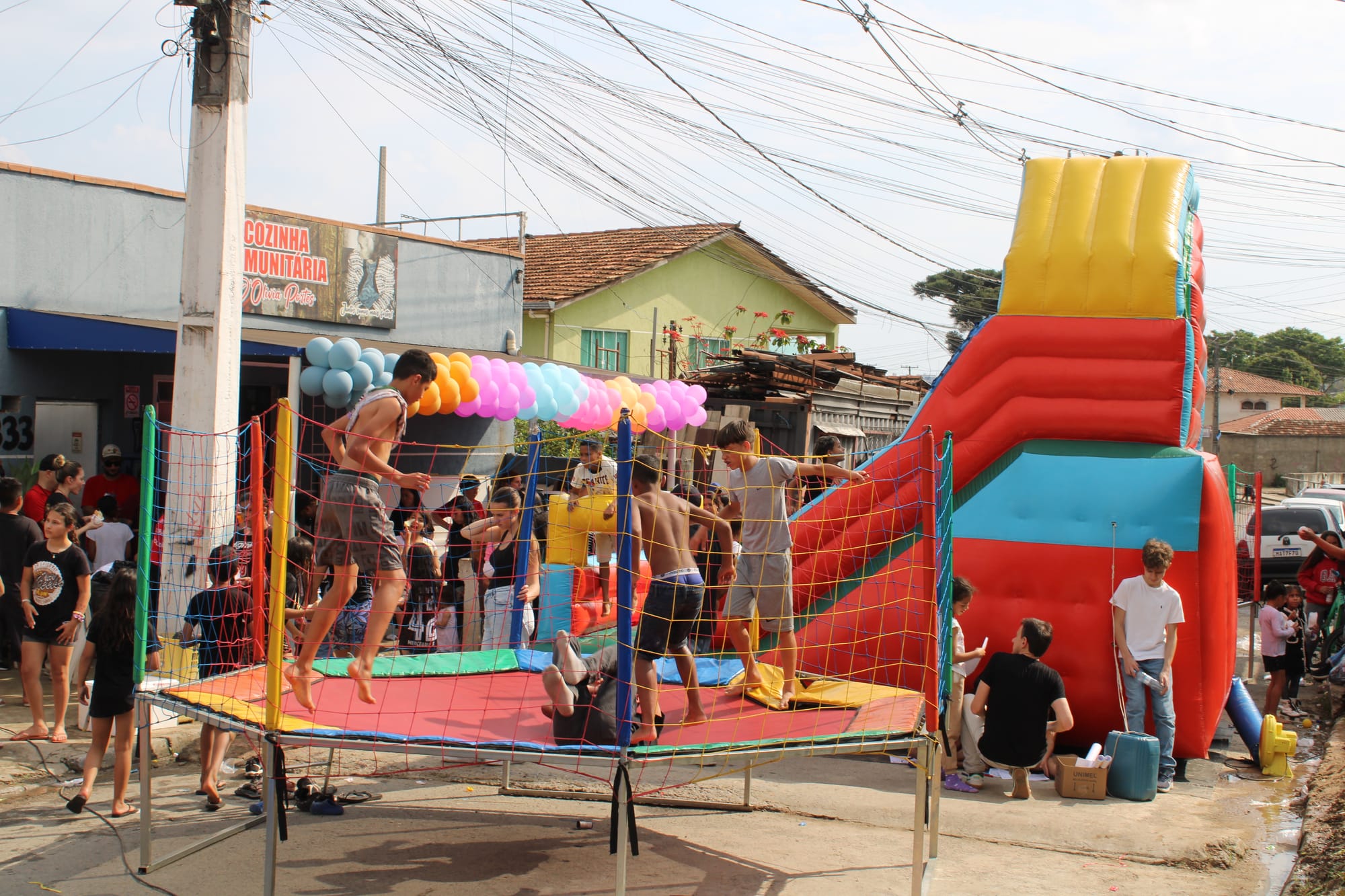 Líder comunitária organiza comemoração de Natal para crianças do Parolin