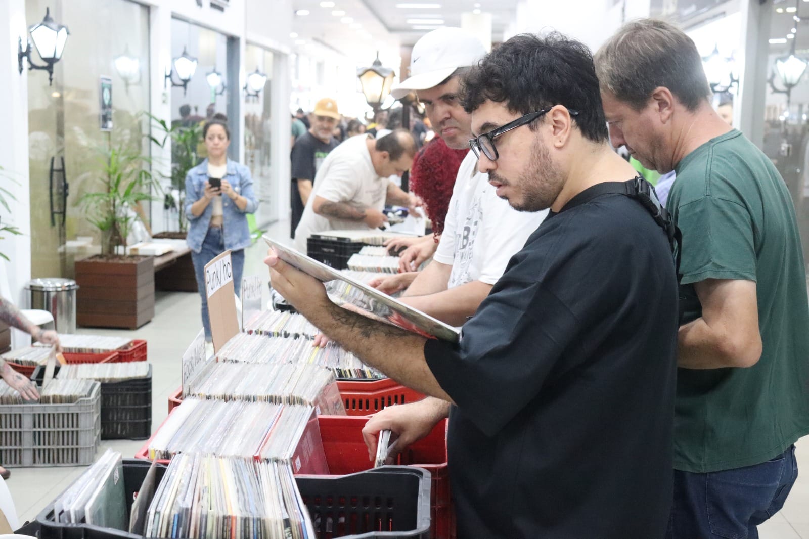 homem branco com vinil da mão
