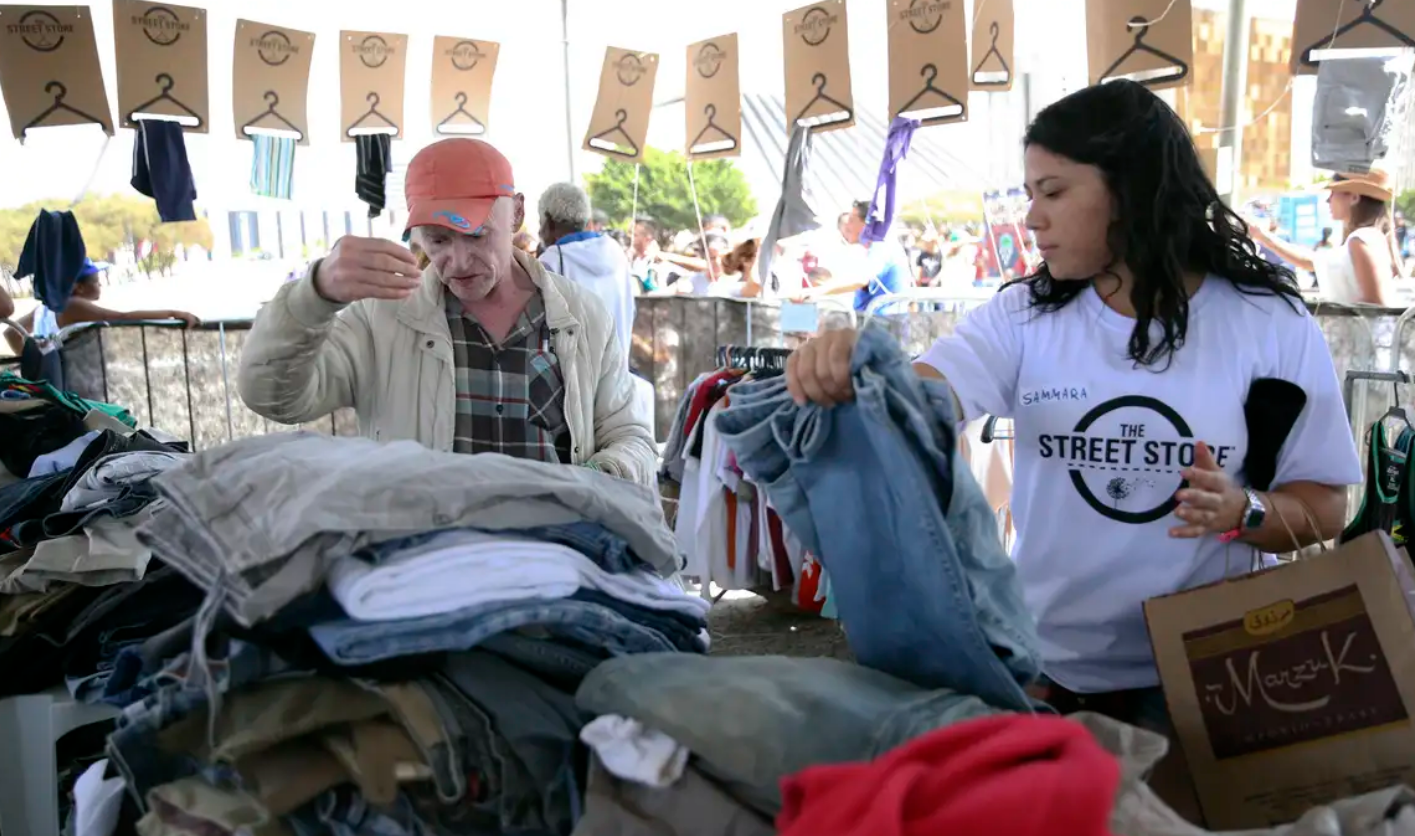 pessoas comprando roupas