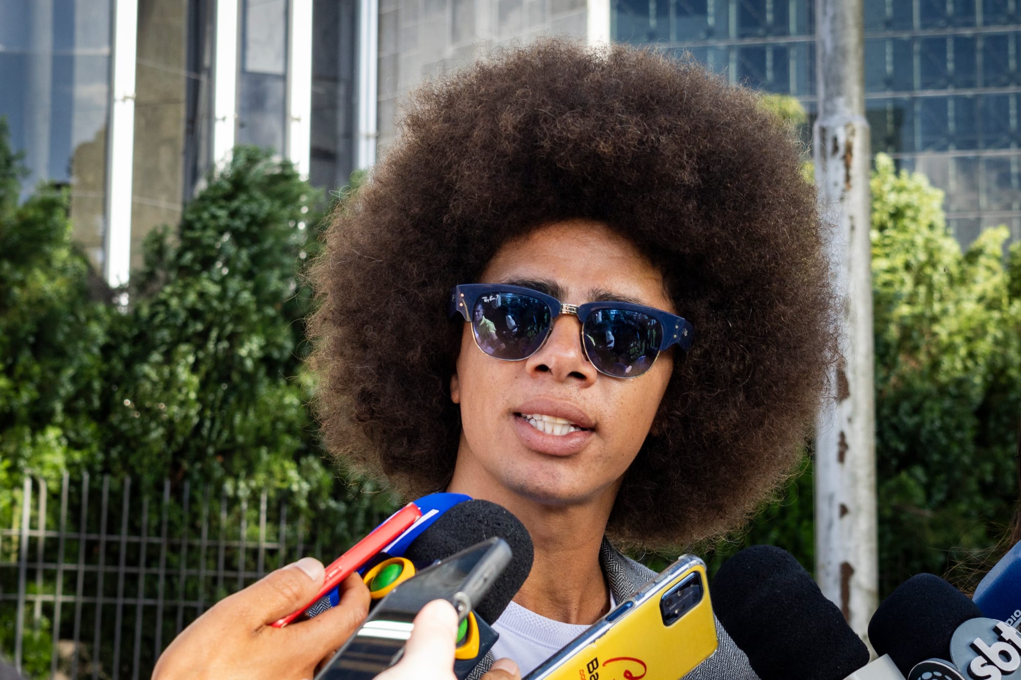 homem negro com black power com óculos 