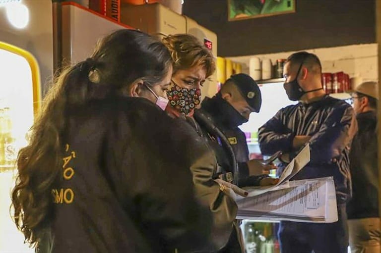 pessoas fazendo fiscalização durante covid