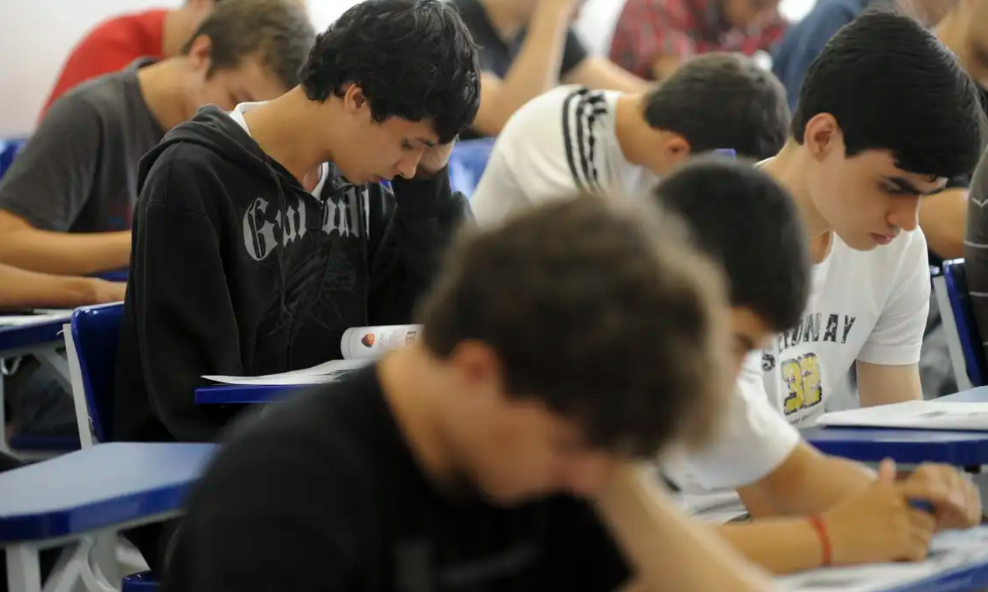 homens estudando