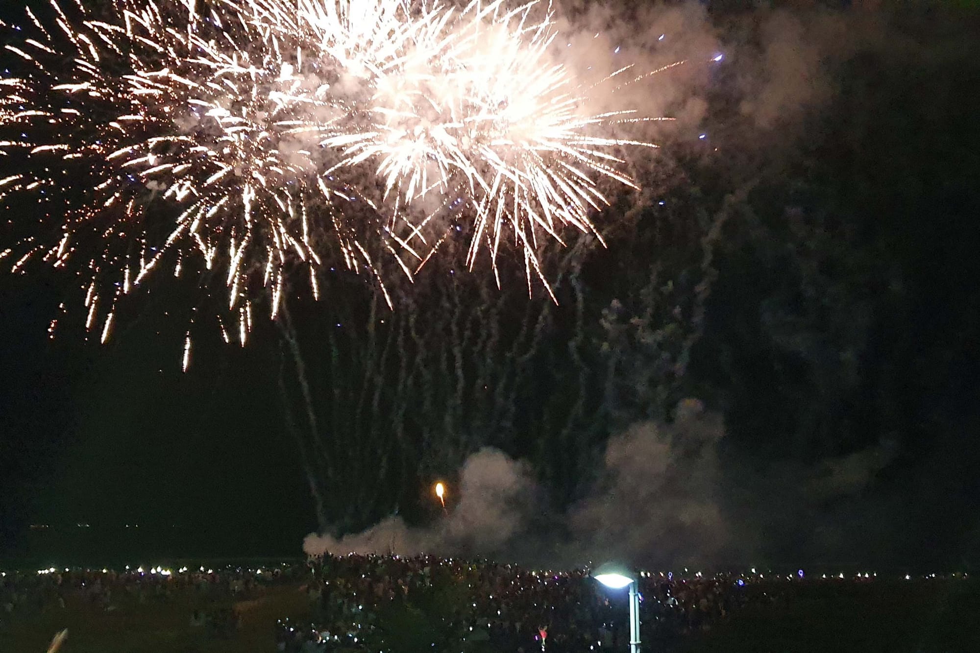 Evite queimaduras com fogos de artifícios e saiba quem procurar em caso de acidente