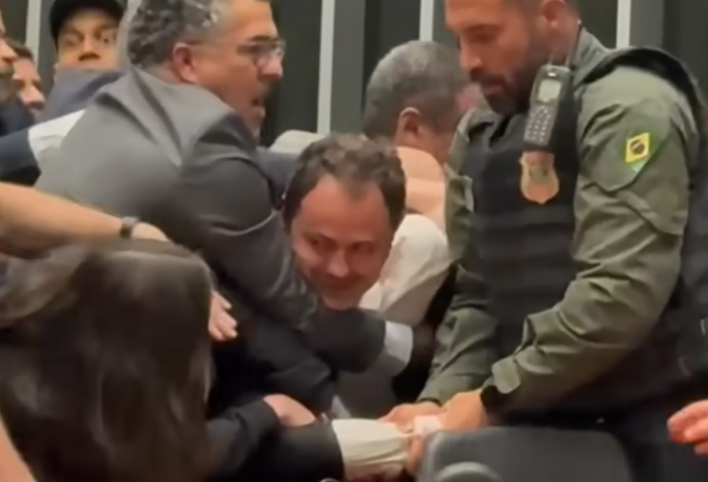 Deputados federais do PR relatam violência e censura à imprensa em votação que beneficiou Bolsonaro