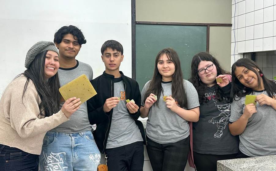 Alunos de São José dos Pinhais criam sabonete sustentável antipulgas e são finalistas de prêmio nacional