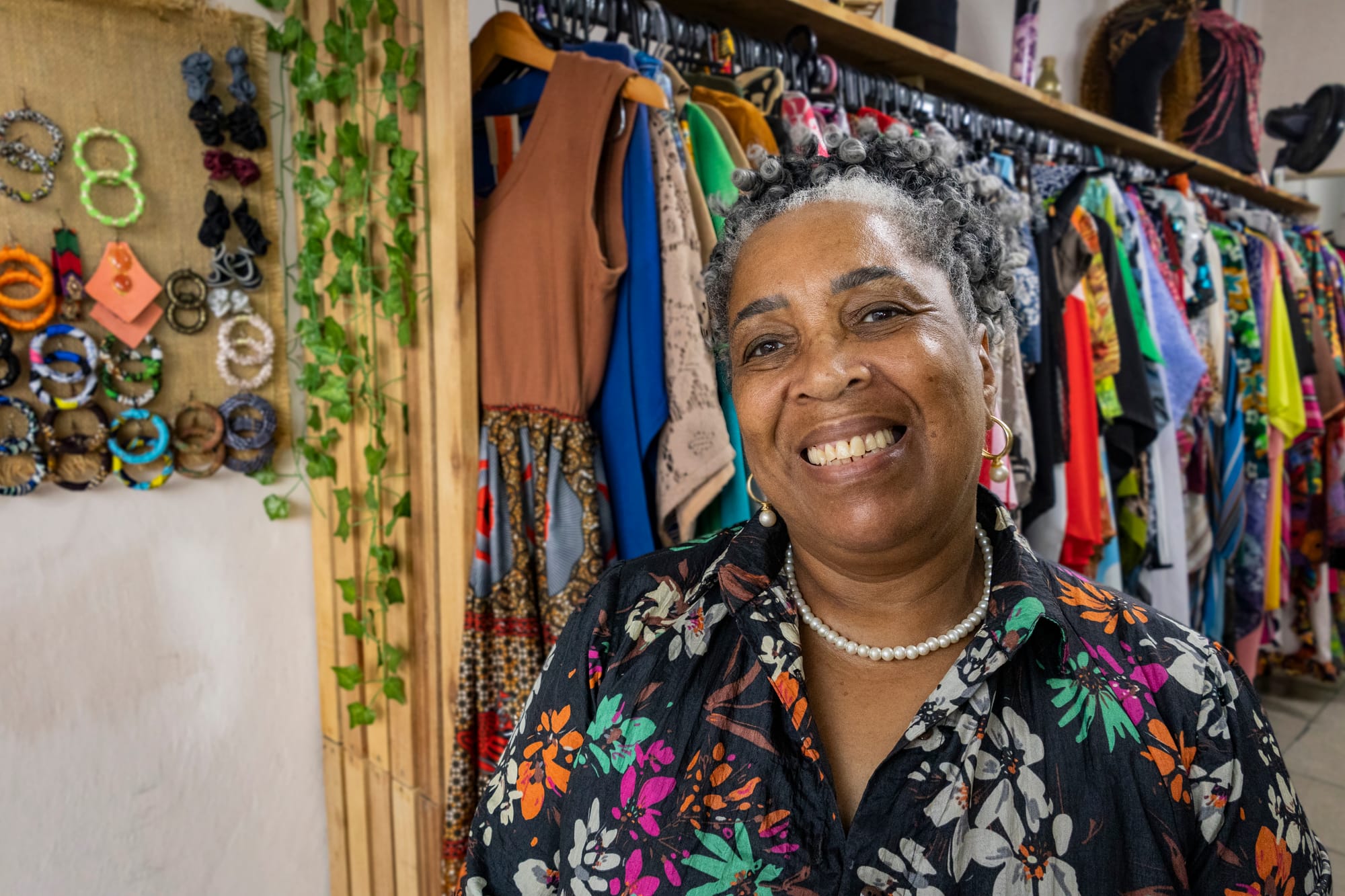 Coragem na ponta da agulha: Lurdinha faz moda afro em uma cidade que teima em não olhar para os negros