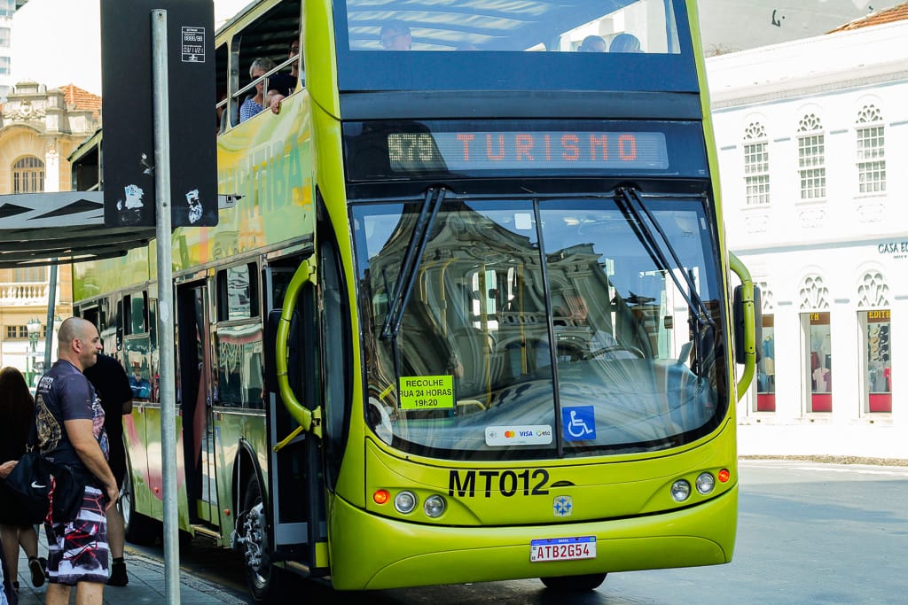 Pensando em andar no ônibus da Linha Turismo? Veja se vale a pena