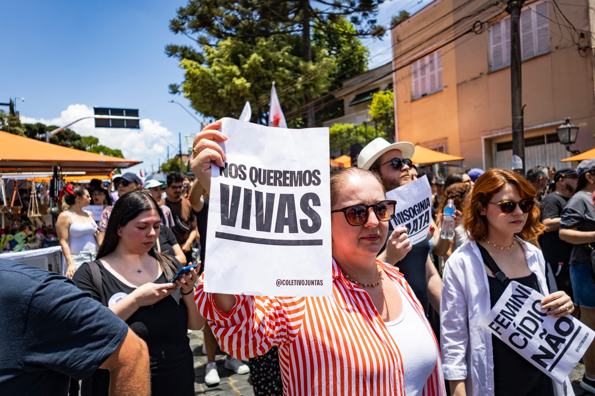 mulher segurando cartaz