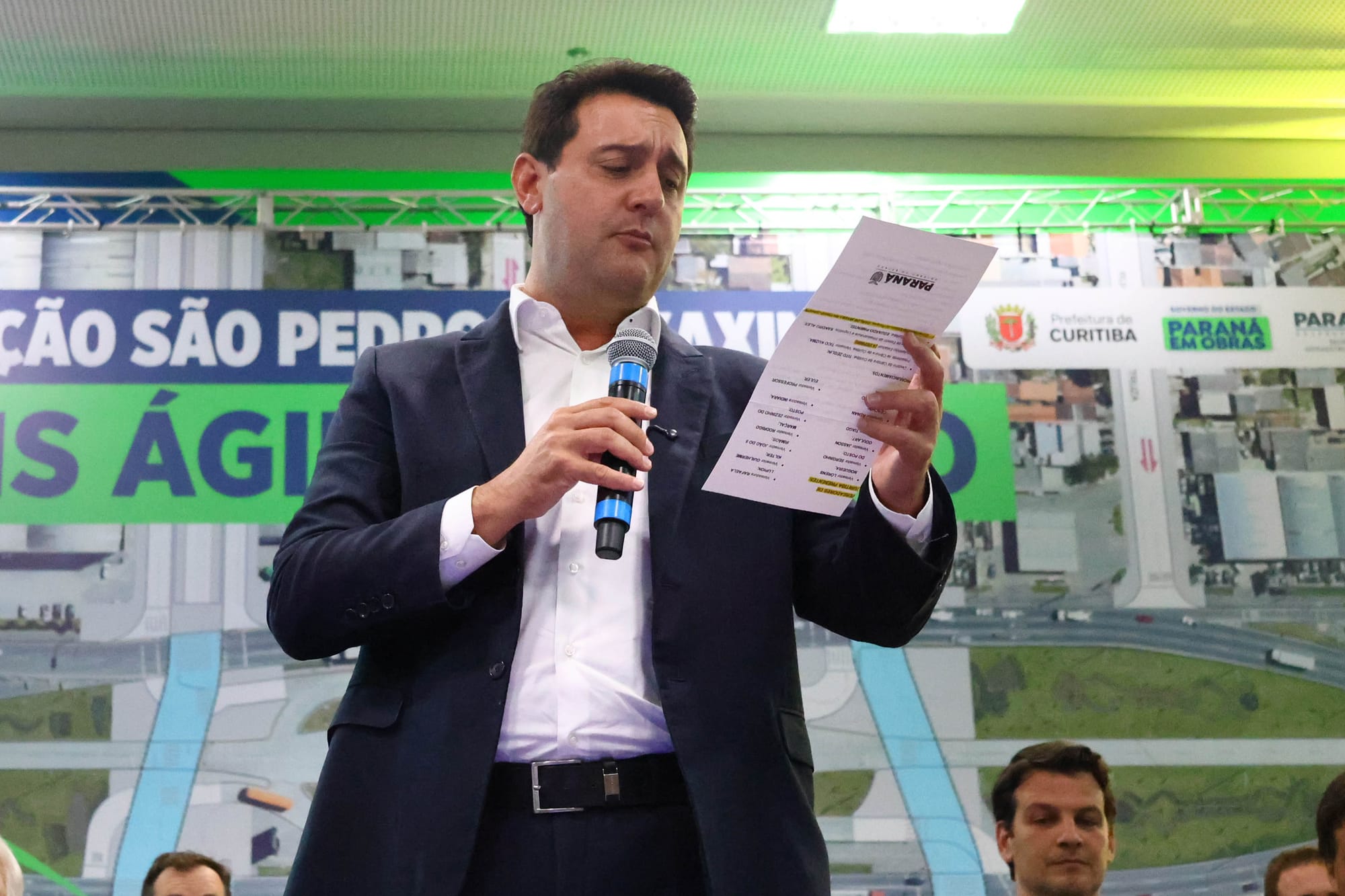 homem branco segurando papel