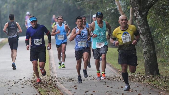 Curitiba começa o dia com aula gratuita de corrida e alerta de trânsito e chuva