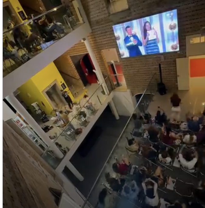 Cinema em Curitiba transmite prêmio de Wagner Moura ao vivo. Veja comemoração