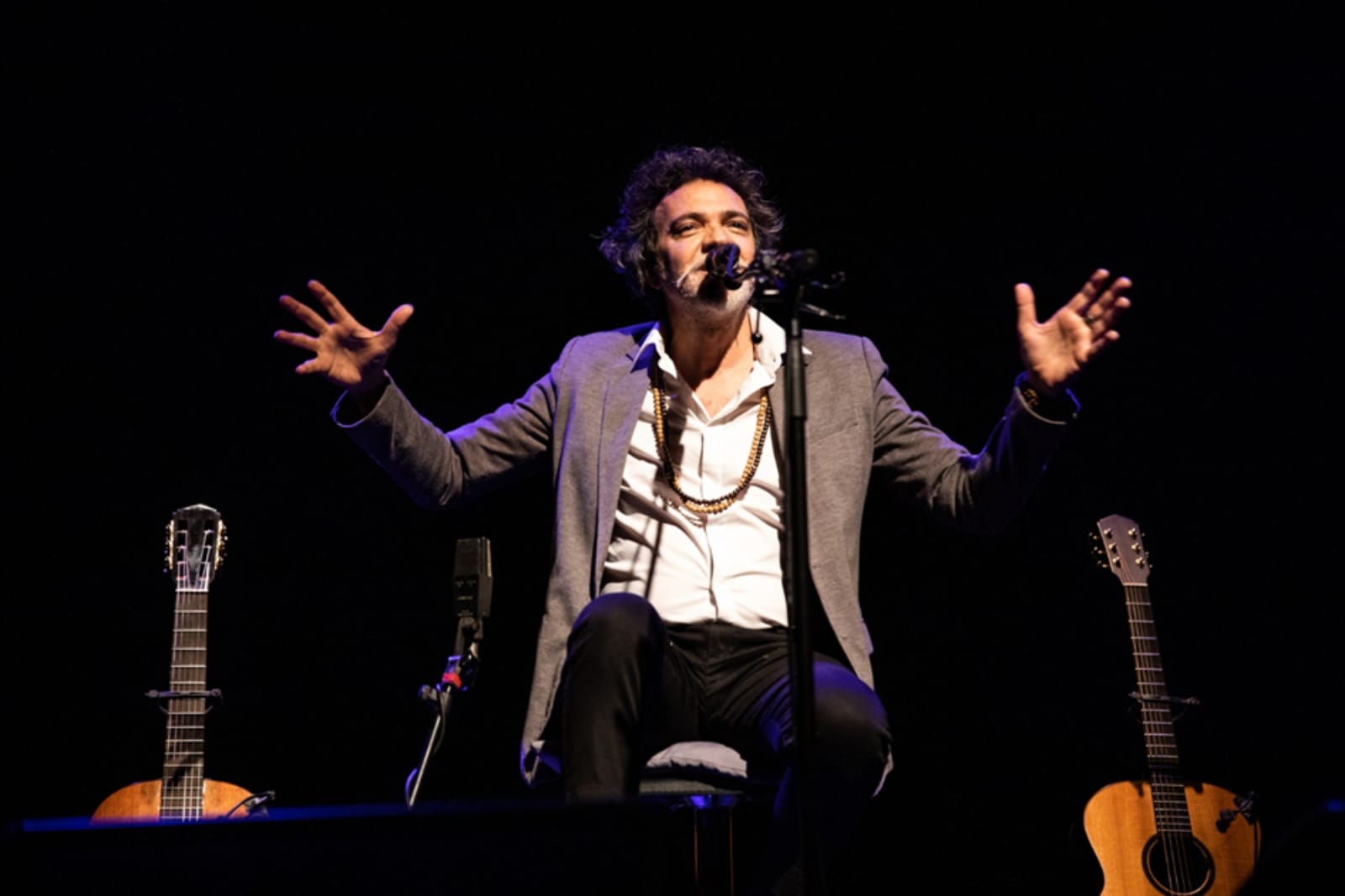 Show de Paulinho Moska com violões de madeira salva do incêndio no Museu Nacional chega a Curitiba