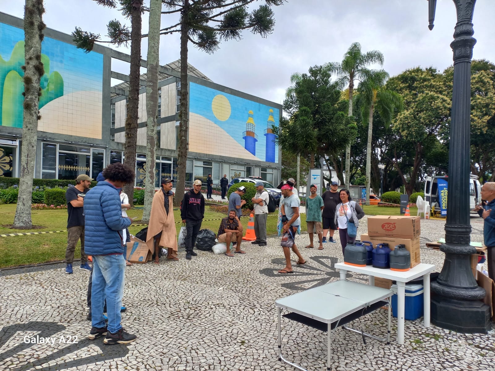 Manifestantes fazem ato contra internações forçadas na frente da Prefeitura de Curitiba
