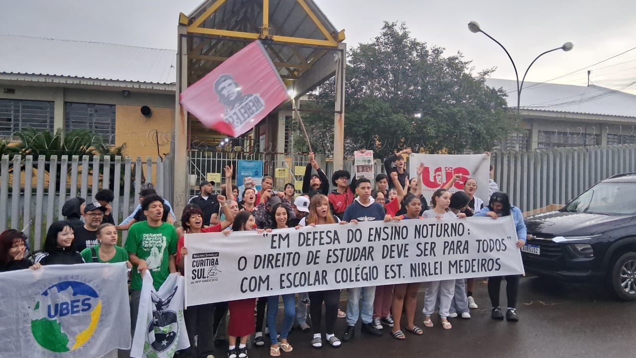 pessoas segurando cartaze
