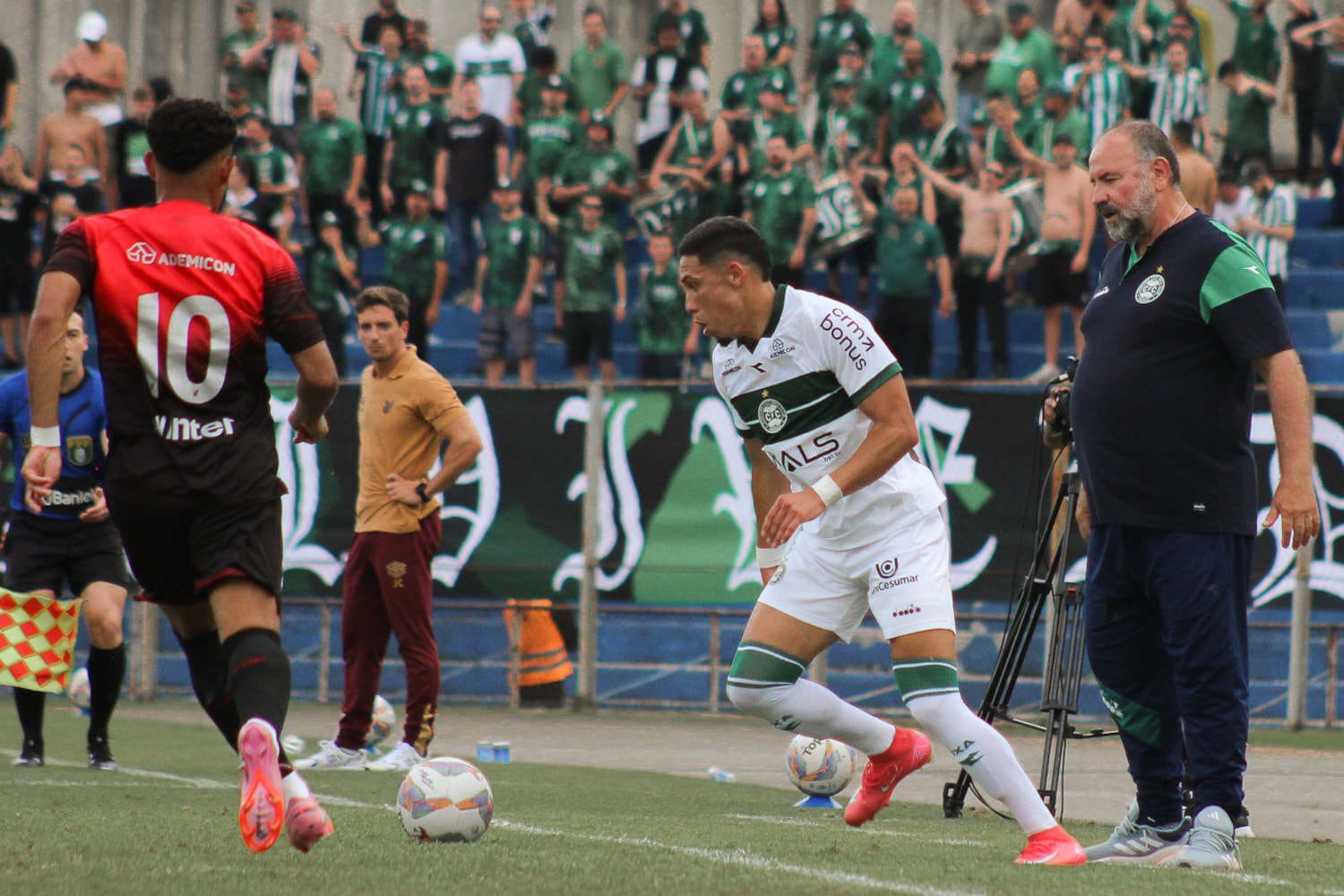 Tem futebol no Plural!