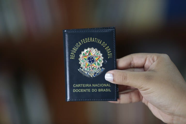 Mais de 200 mil professores do Paraná podem solicitar a Carteira Nacional Docente