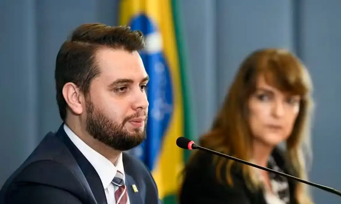 Após audiência de custódia, Filipe Martins segue preso em cadeia de Ponta Grossa