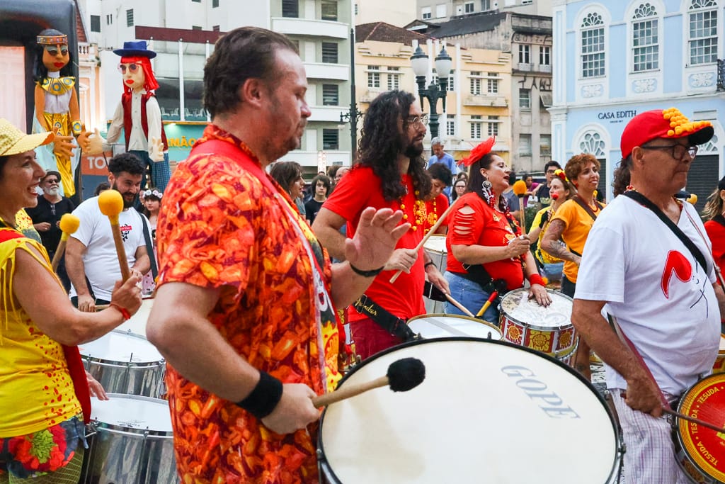O Essencial de Curitiba: sábado nublado, pré-carnaval nos bairros e mudanças no trânsito