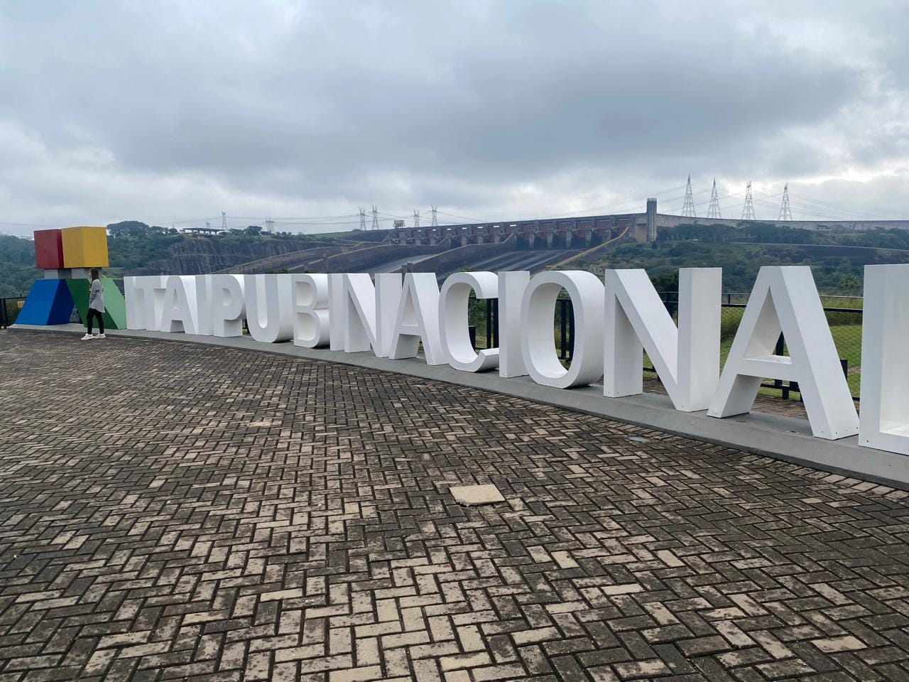 letreiro escrito Itaipu Binacional