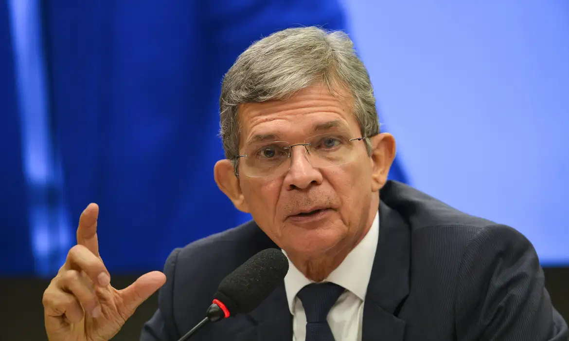 General Silva e Luna tira R$ 69,1 milhões de Obras e leva tapa-buraco ao gabinete