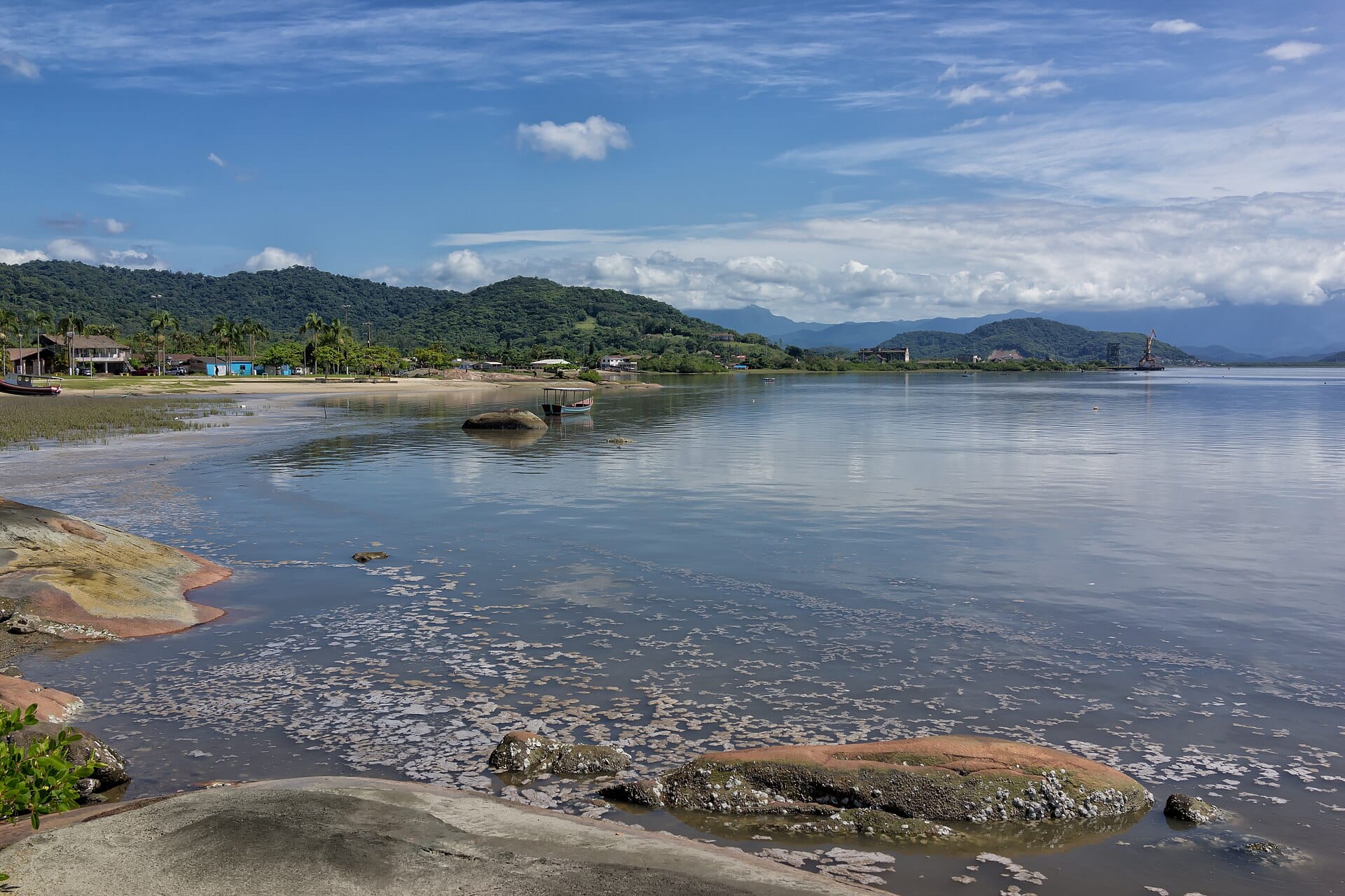 Sete pontos do litoral paranaense não são recomendados para banho, indica boletim do IAT