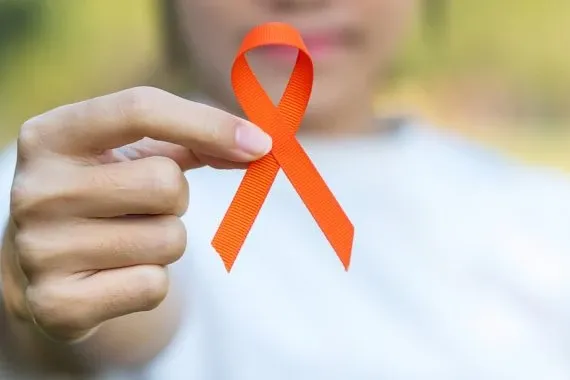 Fevereiro Laranja: diagnóstico de leucemia dá direito à isenção do Imposto de Renda