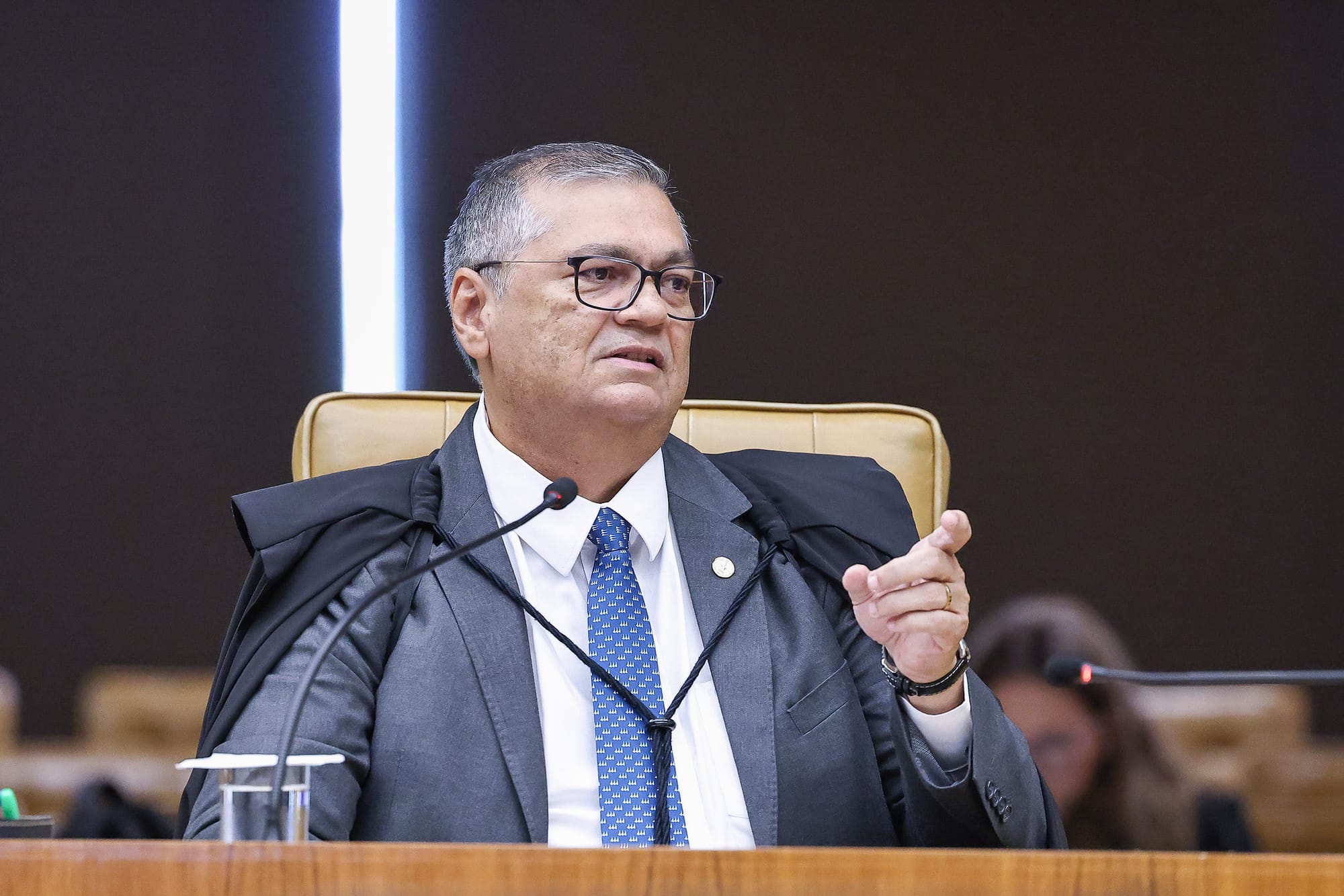 Flávio Dino suspende a privatização da Celepar